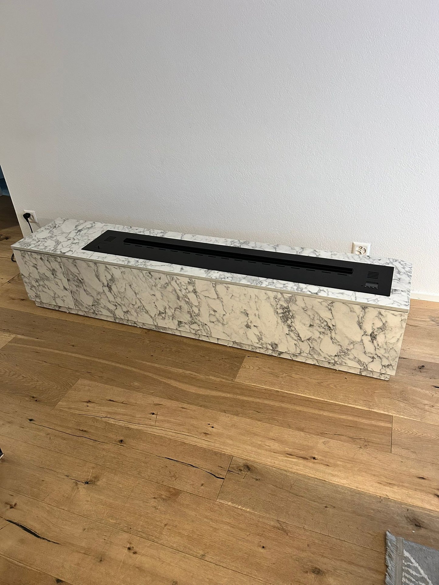 Moderner Wasserdampfkamin mit Möbel – Edles Marmordesign für stilvolles Wohnen