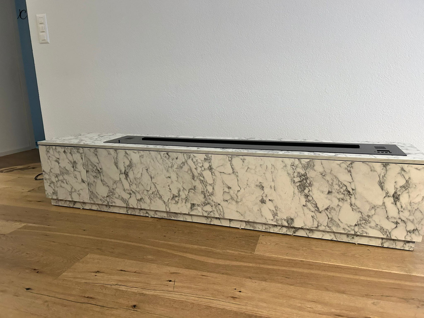 Moderner Wasserdampfkamin mit Möbel – Edles Marmordesign für stilvolles Wohnen