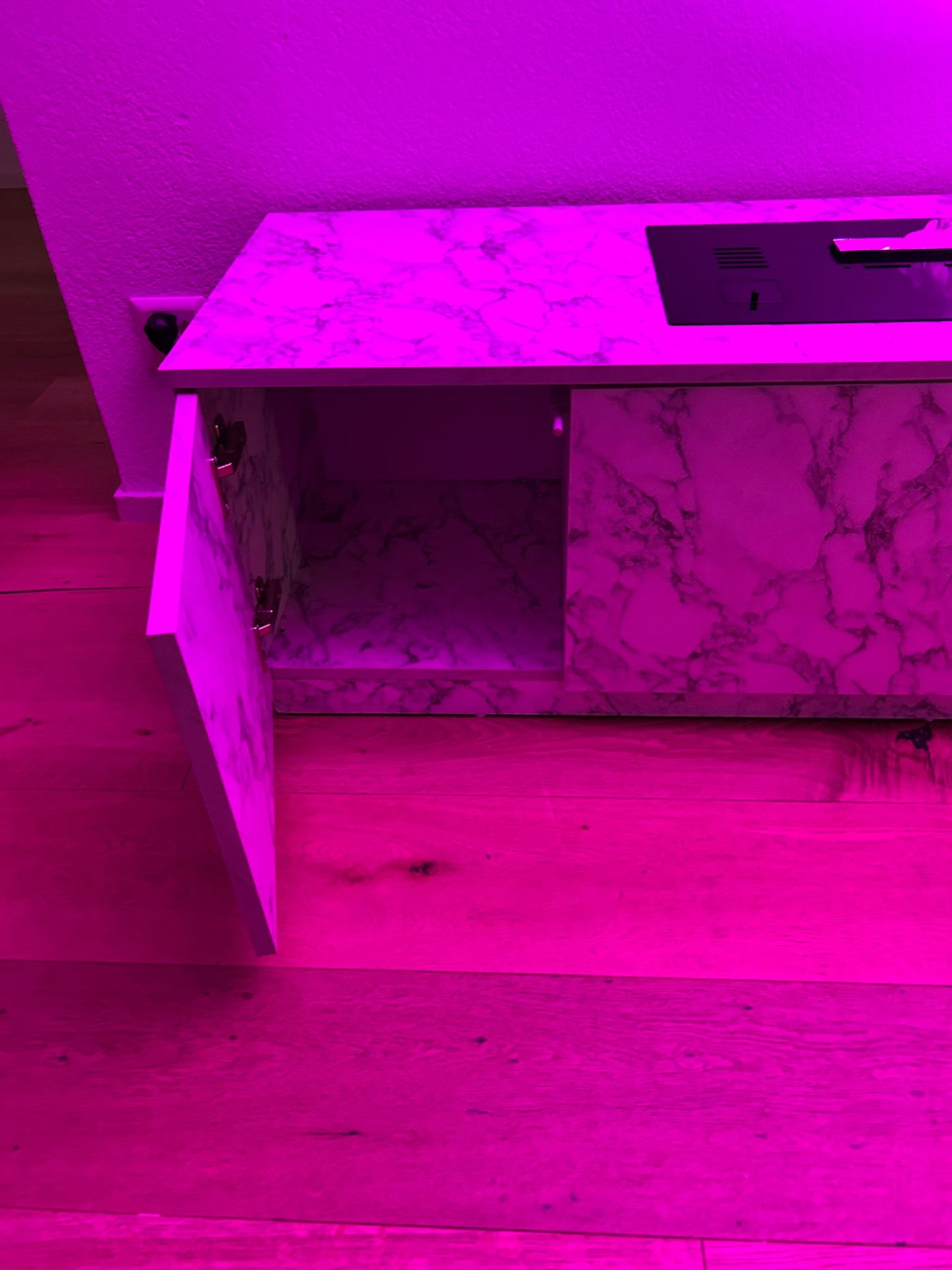 Moderner Wasserdampfkamin mit Möbel – Edles Marmordesign für stilvolles Wohnen