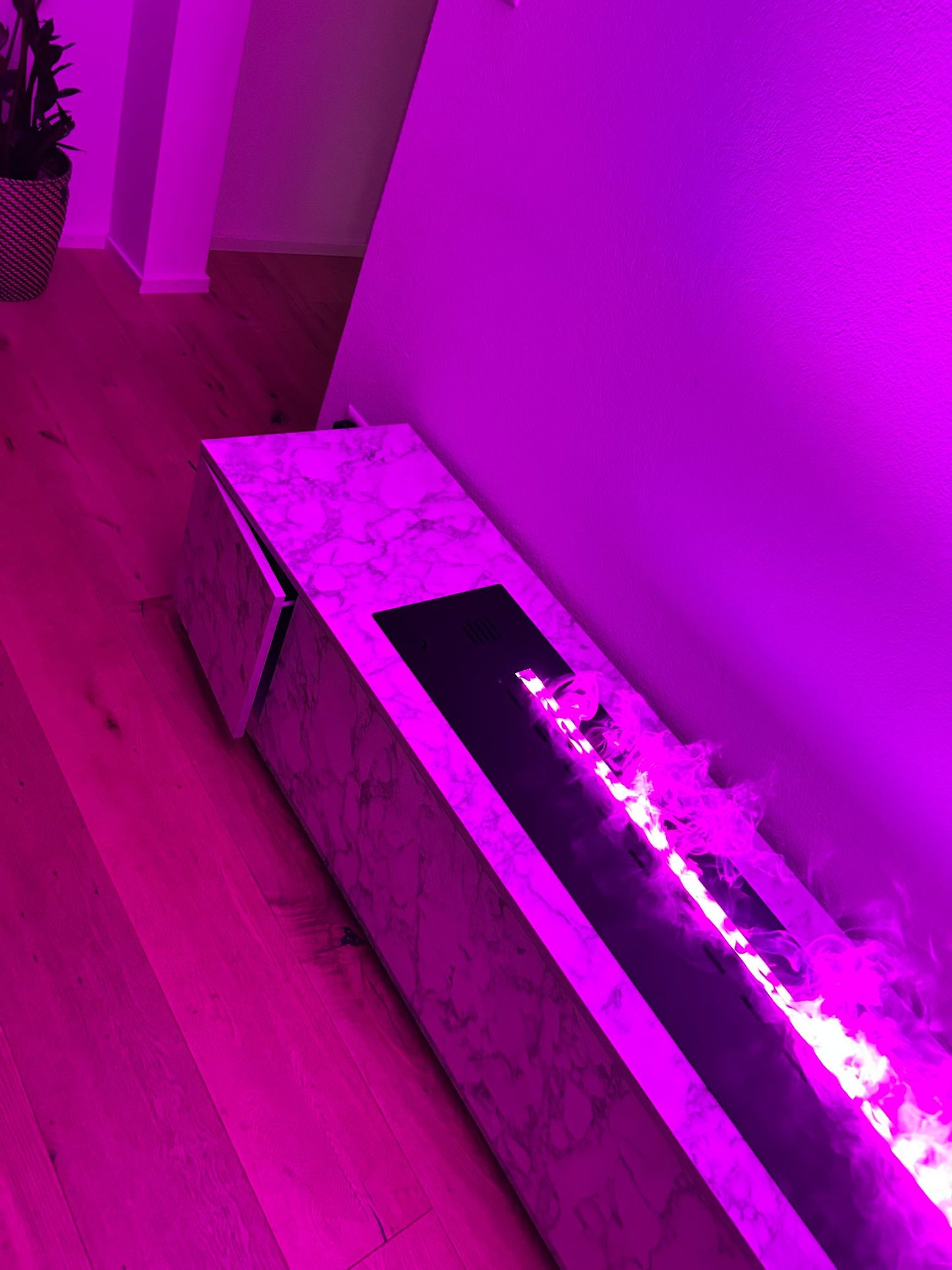 Moderner Wasserdampfkamin mit Möbel – Edles Marmordesign für stilvolles Wohnen